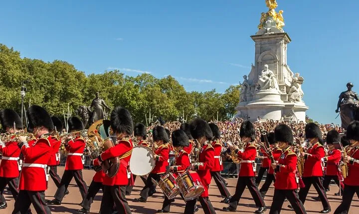 Changing of the Guard & Royal London Small-Group Walking Tour