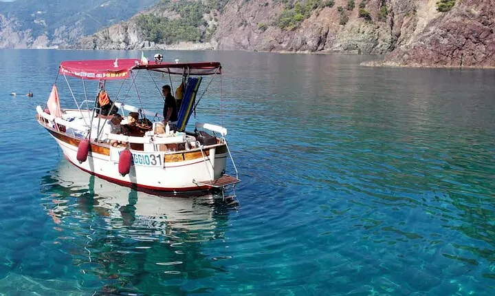 Afternoon Boat Tour to Cinque Terre with brunch on board