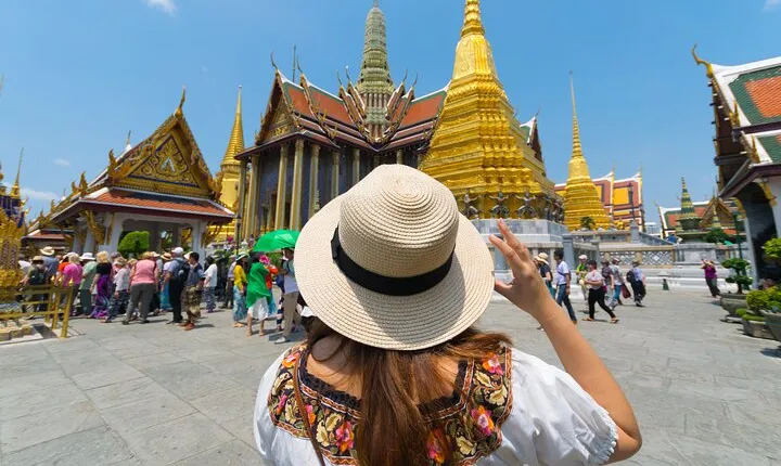 Bangkok Culture Exploration Guided Trip with Classic Cabaret Show
