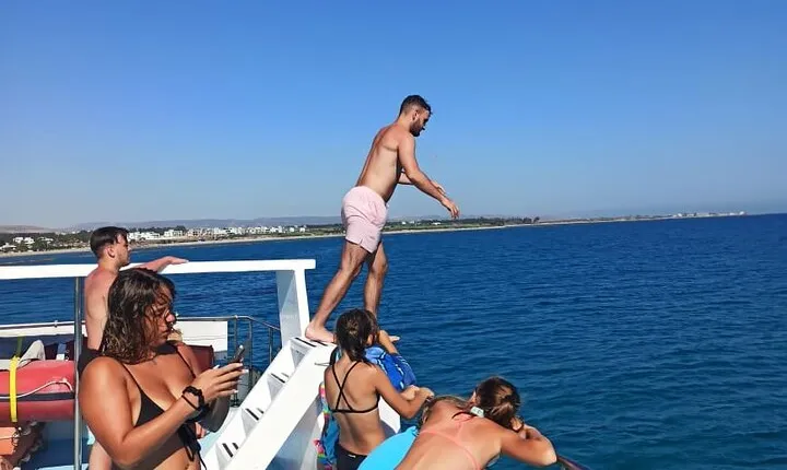 90-Minutes Glass Bottom Trip With Quick Dip