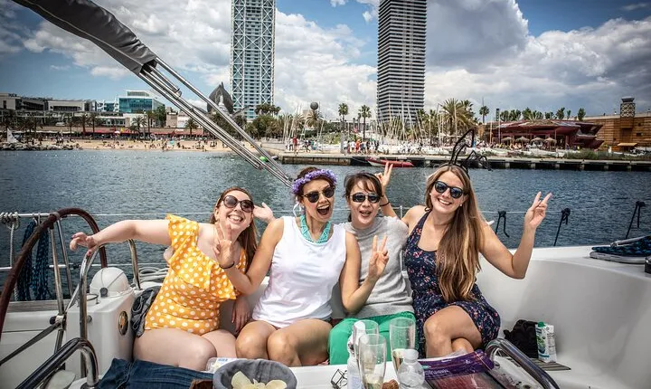 Barcelona Private Sailing Tour with Drinks for Family and Friends