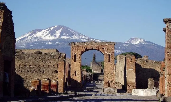 Pompeii and Naples From Rome: Private Full-Day Tour with Lunch