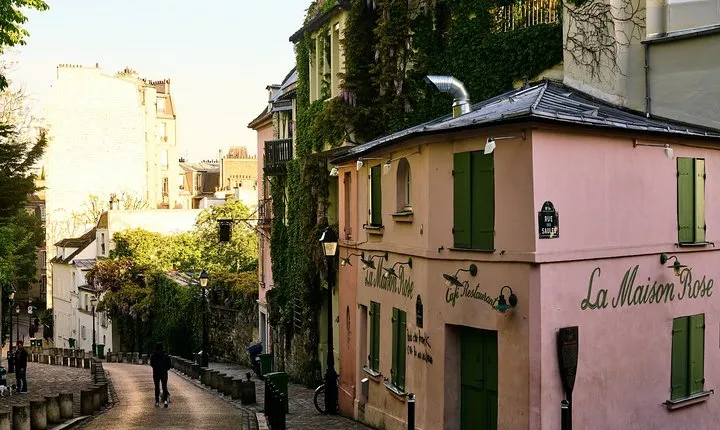 Montmartre’s heritage with specialties tasting Private Tour