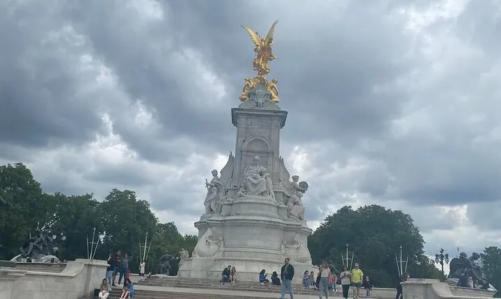 Iconic Half Day Walking Tour - See London Sites