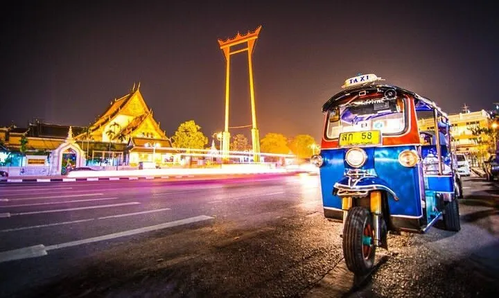 Bangkok Private Tuk-Tuk City Tour by Night with Street Food