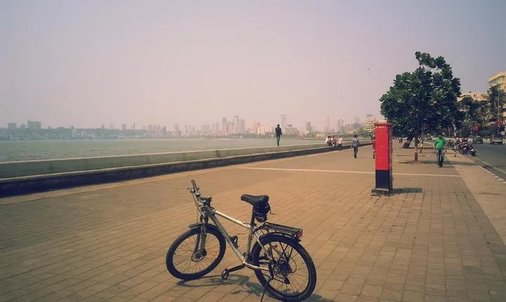 Early morning private bicycle tour of Mumbai highlights with breakfast