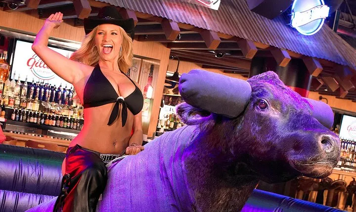 Vegas Country Bar Crawl: Party Bus & Drinks Included