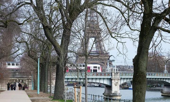 Eiffel Tower and Arc de Triomphe Visit with Host