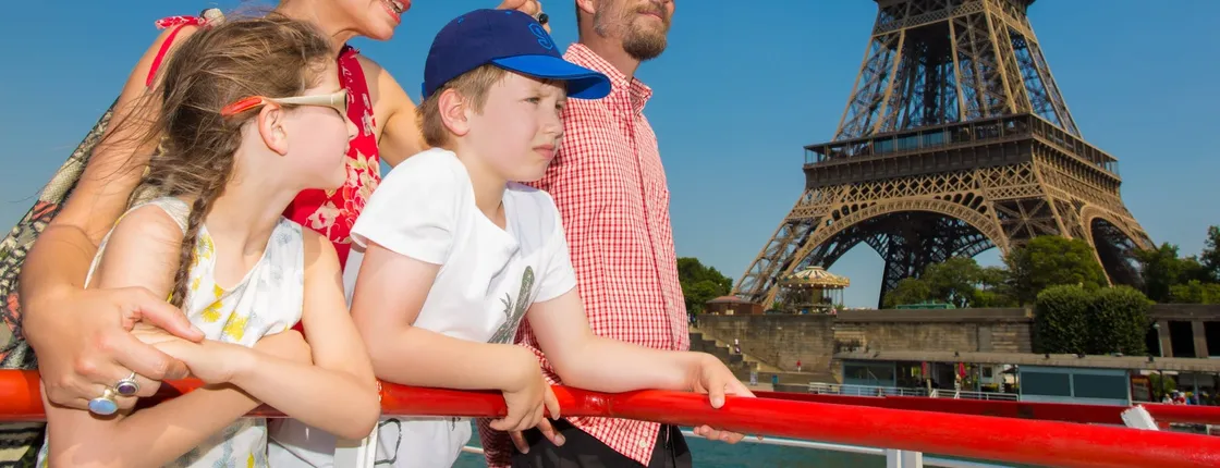 Sightseeing cruise on the Seine