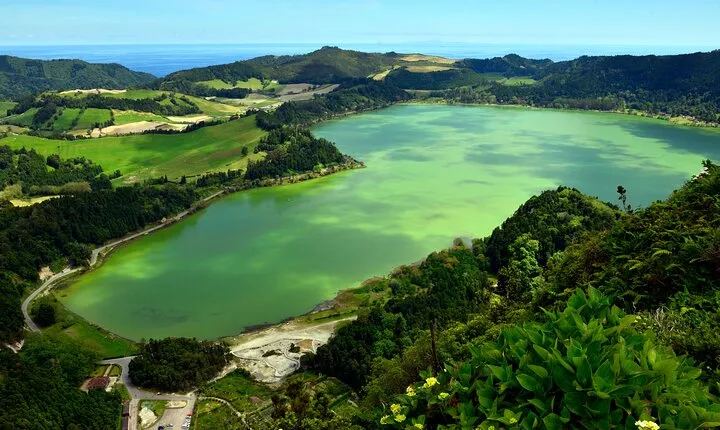 Adventure in the Furnas, with volcanoes, lagoons and tea plantations