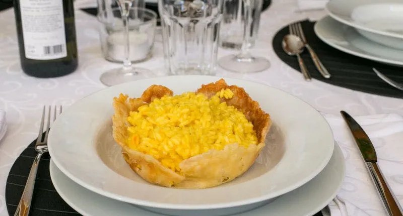 Market tour, cooking class and lunch or dinner at a Cesarina's home in Milan