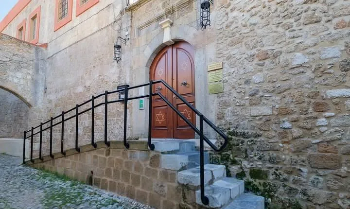 Private Tour in The Jewish Quarter & Grand Master's Palace
