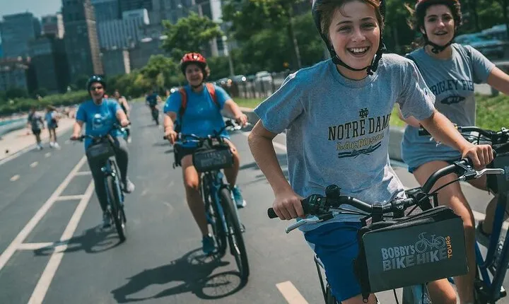 Chicago Family Food and Bike Tour with Top Attractions
