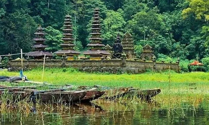 Bali Trekking Tour into the Jungle of Tamblingan forest and canoeing
