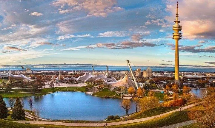 From Vienna to Munich, 2h of Sightseeing, Private Transfer