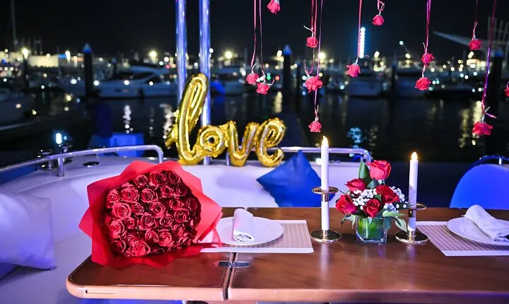 2 Hour Romantic Dinner on a Luxury Yacht in Dubai