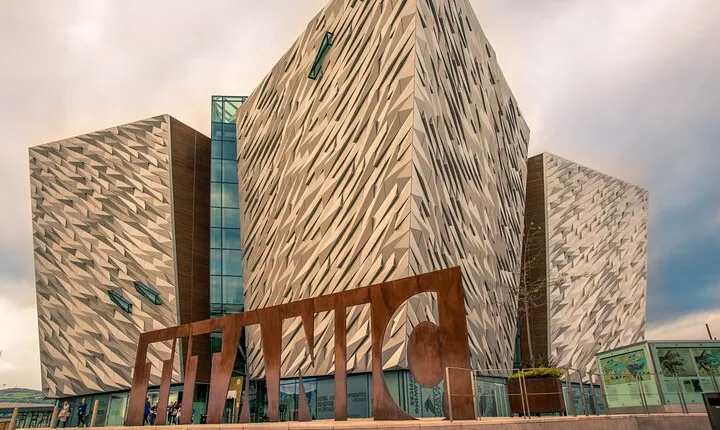 Private Tour from Dublin to Belfast in a Luxury Car