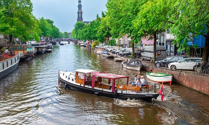 Amsterdam Small-Group Canal Cruise With Dutch Snacks and Drink