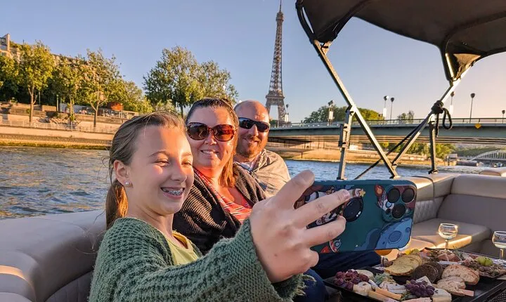 Paris: Private Sunset Seine Cruise with Aperitif and Pick-Up