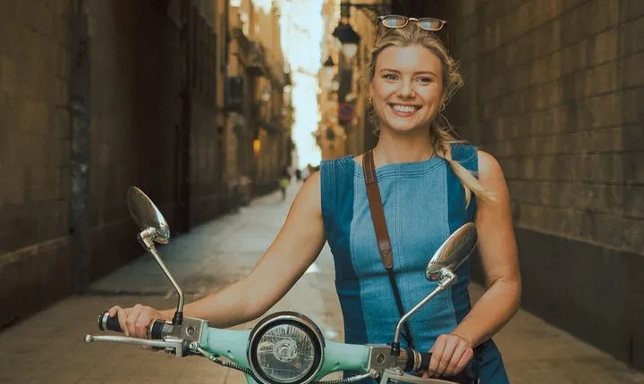 Barcelona: PRIVATE Vespa Tour with Tapas and Wine Tasting