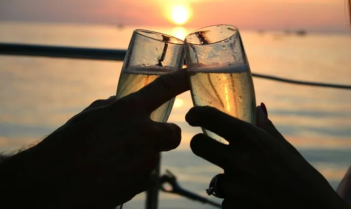 Small Group Key West Adult Sunset & Moët Sail & Amazing Cheeses