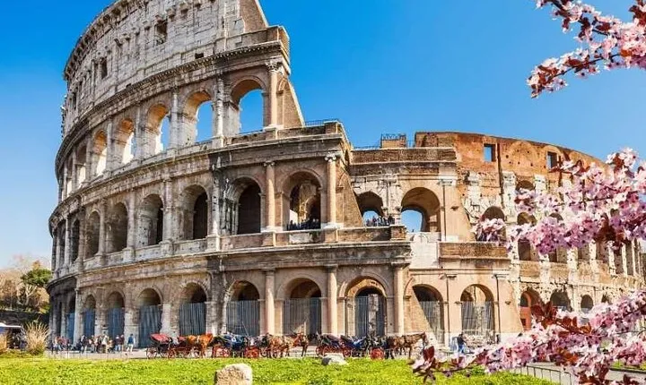 Colosseum Walking Tour with Roman Forum and Palantine Hill Access