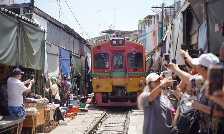 Bangkok: Damnoen Saduak and Maeklong Railway Market Japanese tour