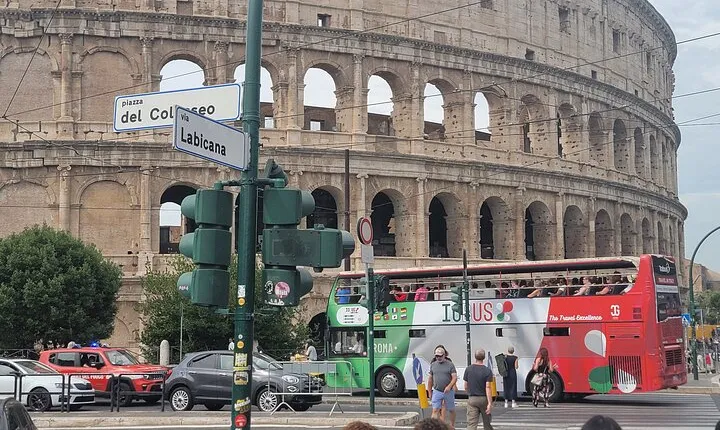 Colosseum Express Guided Tour with Access to Ancient Rome