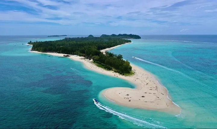 Full Day Tour in Mantanani