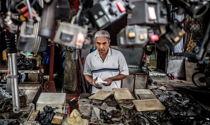 Into the Thieves Market Hanoi Photo Tour