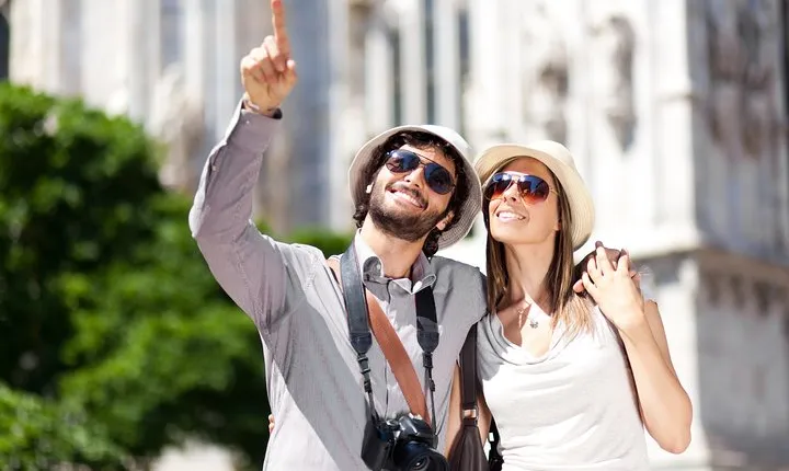 Milan: Private walking tour & Aperitif