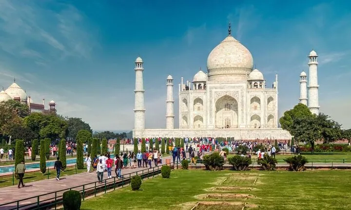 All Inclusive Taj Mahal, Agra Fort or Baby Taj Tour by SUV Car
