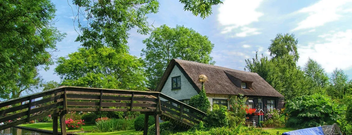 Luxury sightseeing tour of Giethoorn with private transportation from Amsterdam