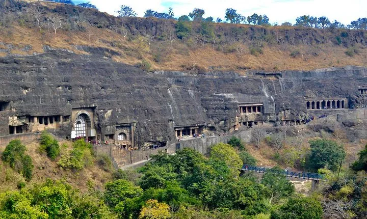 From Aurangabad: Independent 1-day trip to Ajanta or Ellora caves