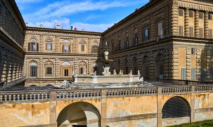 Uffizi Gallery and Pitti Palace Entry Tickets with Host