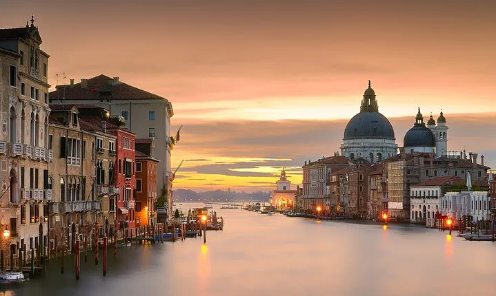 Private Gondola with Serenade for a Romantic Night in Venice