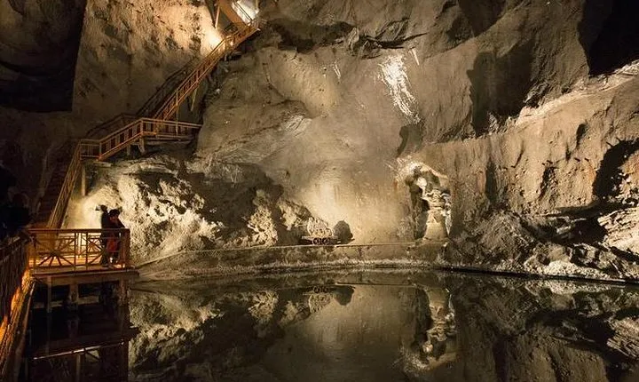Krakow: Cruise on the Vistula River and Wieliczka Salt Mine Group Tour