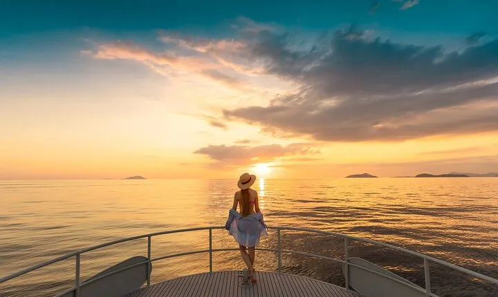 Luxury Phi Phi Sunset: Maya & Maiton Speed Catamaran