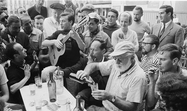 Walking Tour & bar hopping - Culture & Socialising