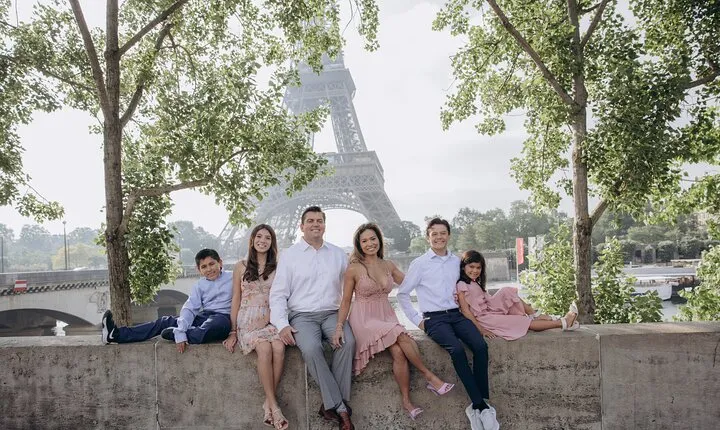 Private Group Photoshoot with Local Photographer in Paris