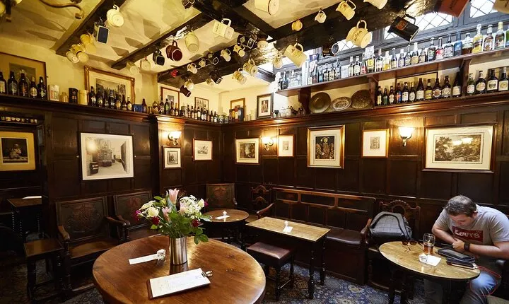 Historic Pubs Tour Ghosts, Ghouls, Gin and Sin
