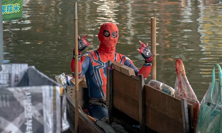 Unique Damnoen Saduak Floating Market & Royal Palace from Hua Hin