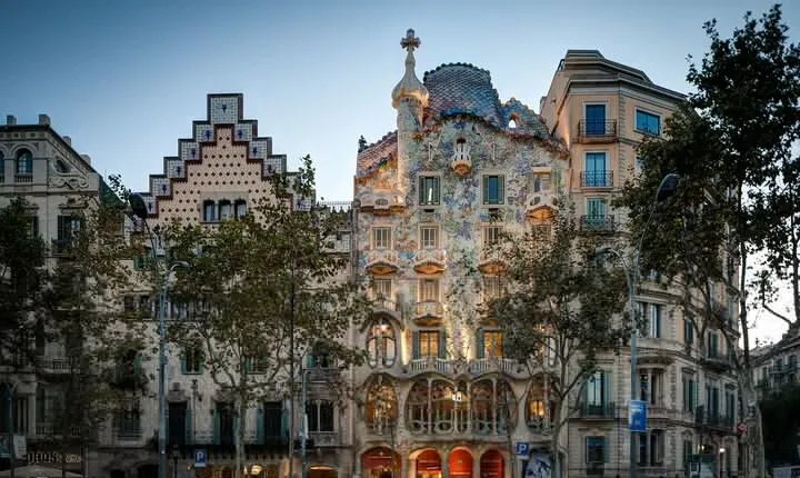 Barcelona: Gaudí, Tapa, Drink & Hidden Architectural Gems