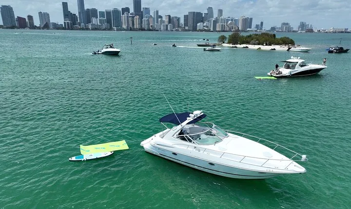 37 Ft Cruiser Yacht for 2 or 4 hours, Bluetooth, and Champagne