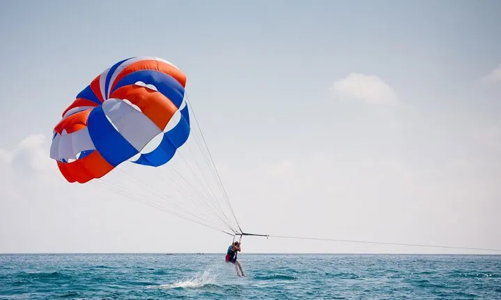 Parasailing Fly With Transportation Fly in The Sky in Hurghada