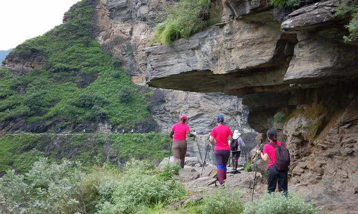 2 days Hiking tour at Tiger leaping gorge with accommodation start from Lijiang