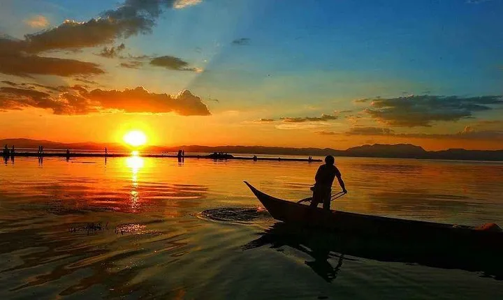 Private Kunming Illuminated Night Tour: Dianchi Lake,1903 Park and Fountain Show