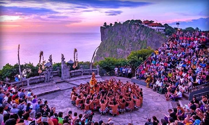 Tour in Bali in Spanish to the sunset temple of Uluwatu