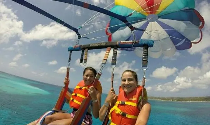 Fly over the Sea of 7 Colors: Parasailing Private San Andrés