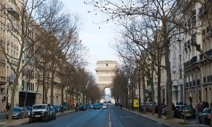 6 Hours Paris Tour with Cruise and Galleries Lafayette